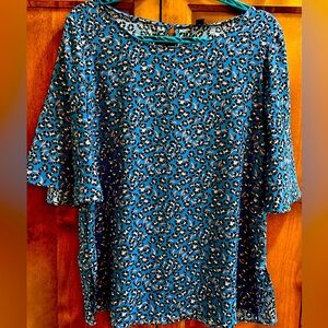 Ann Taylor short sleeve bell sleeve top, key hole back button closure, sz M